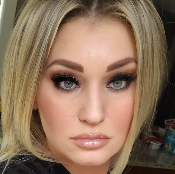 Meet your Posher, Lori - Picture 2 of 4